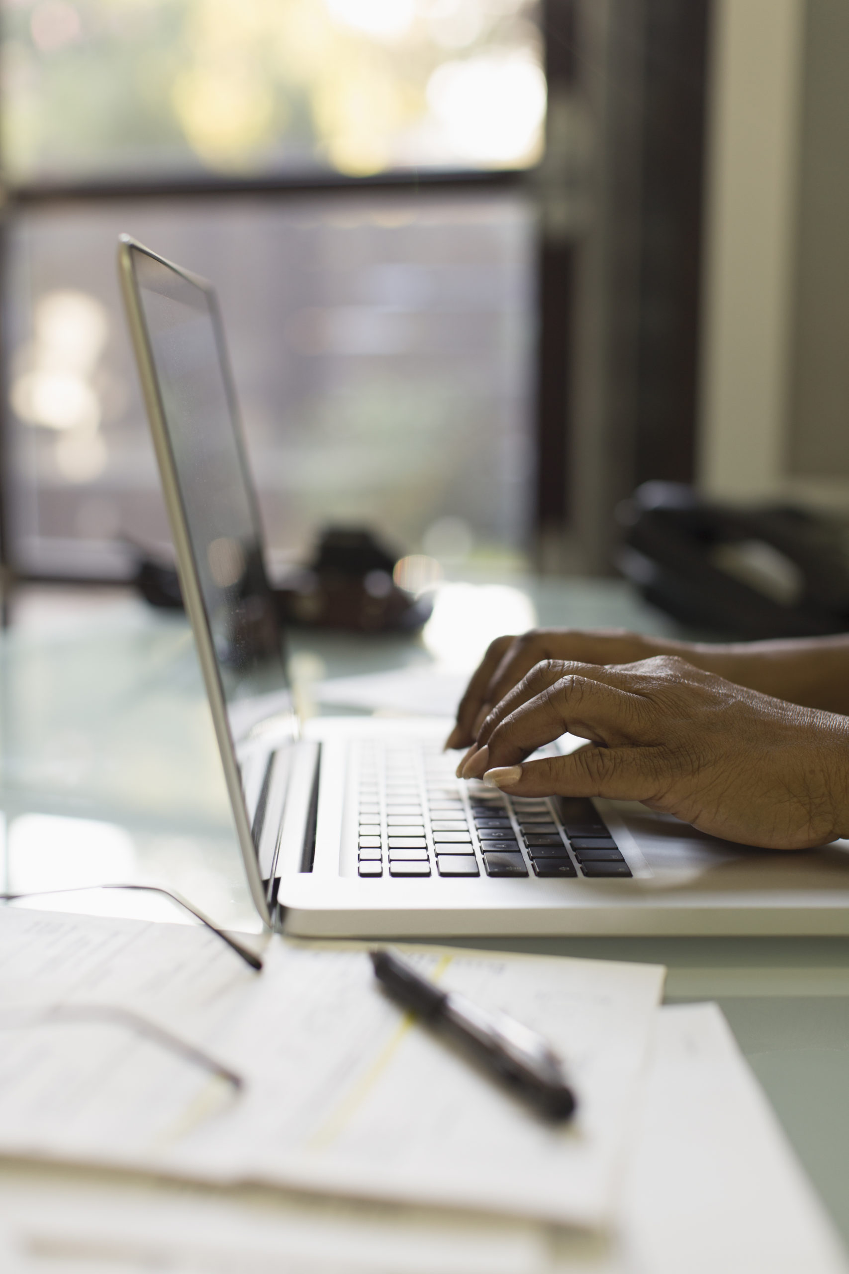 remote work klawiatura komputer dłonie