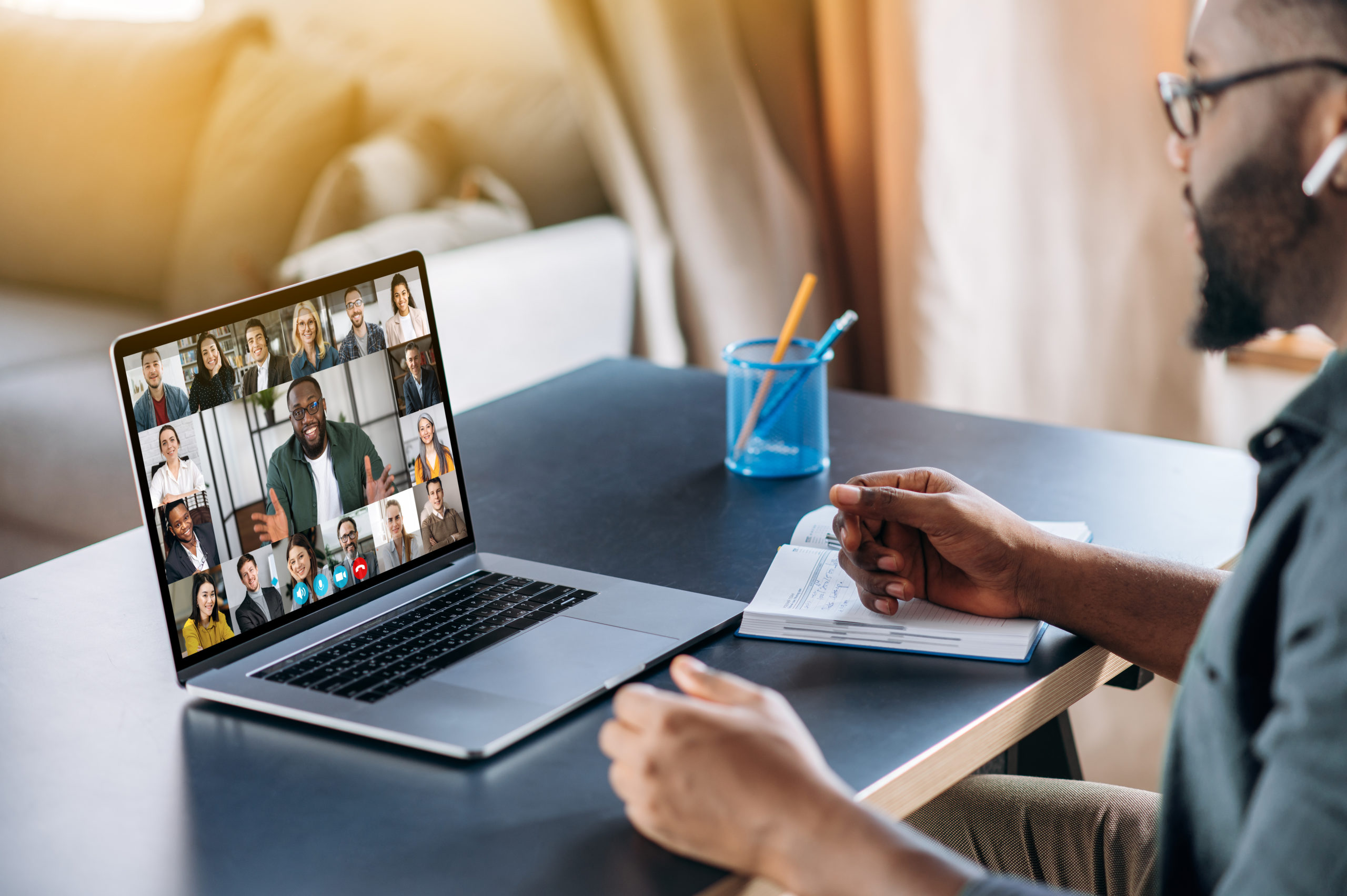 wideokonferencja spotkanie online z video na laptopie wideokonferencja