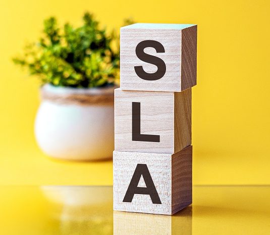 Napis SLA Service Level Agreement na drewnianych klockach